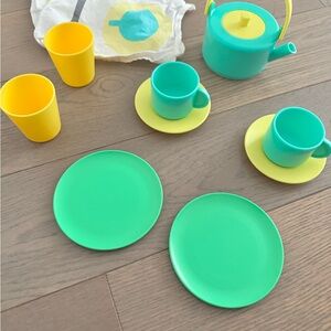 Lovevery – pinkies up tea set